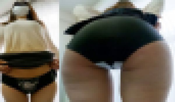 【ワンコイン人妻パンチラ】風のイタズラで重要な書類を撒き散らしてしまったＰＴＡ役員おばさん サンプル画像
