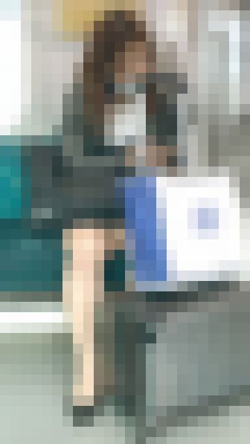 荷物でガードしているつもりになって油断している無防備OL(前編) サンプル画像2