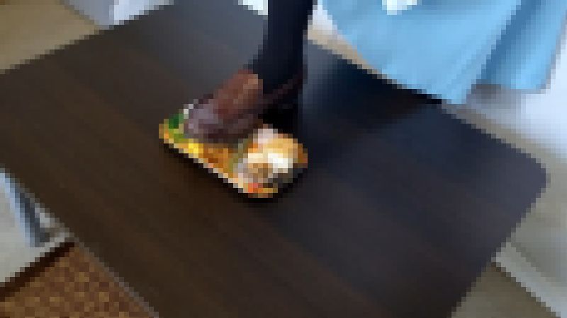 4-9　メイドさんは机の上のおにぎり弁当を優しく踏み潰してくれる サンプル画像