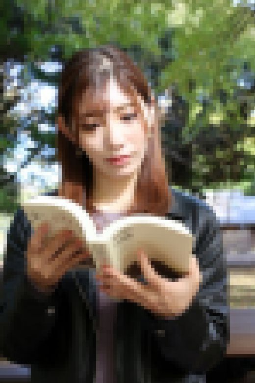20代女性と公園デート風で足裏撮影　サンプル画像1