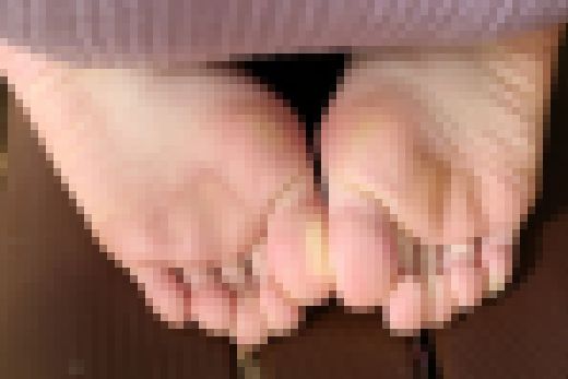 20代女性と公園デート風で足裏撮影　サンプル画像3