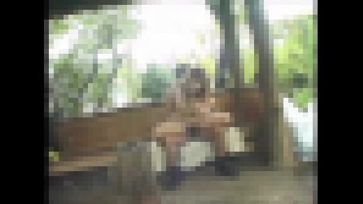 ▼誰かに見られるかもしれない野外で露出を楽しむ変態娘の恥ずかしい姿…　07　サンプル画像1