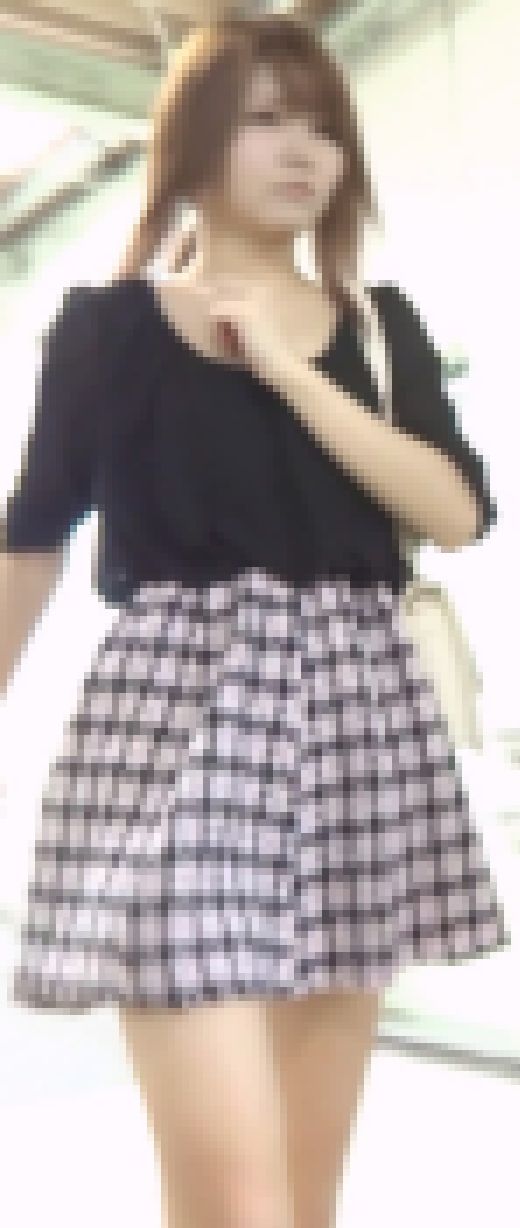 [★新作][★顔出し]パンチラ盗撮 かわいいギャル風女子 水色パンツに超接近 密着撮影　サンプル画像1