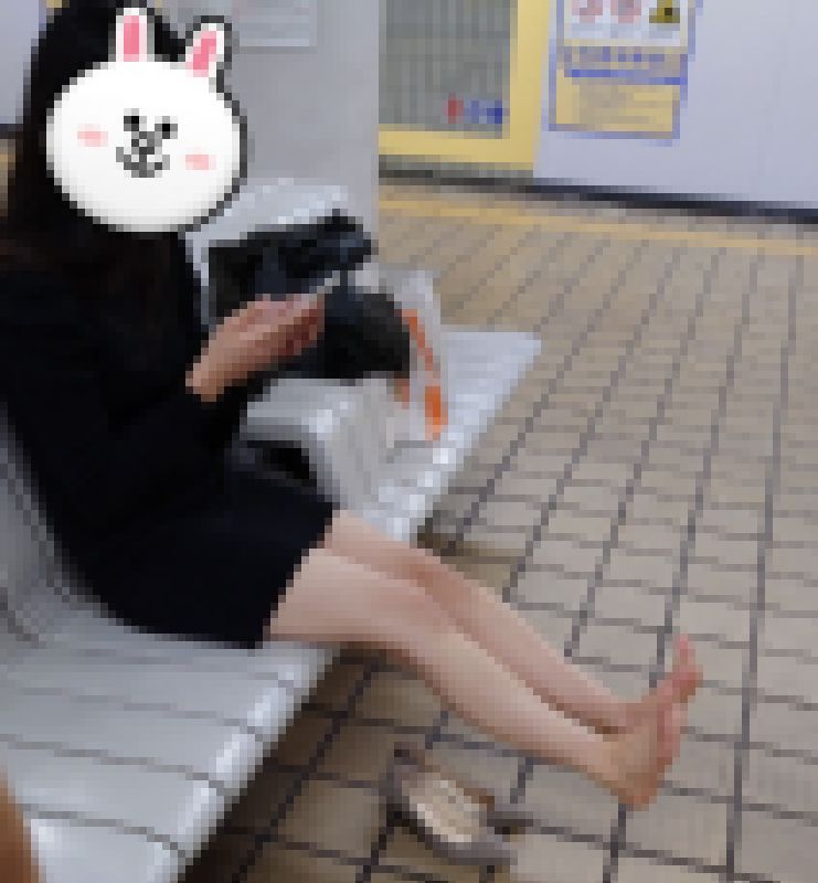 ★４Ｋ足裏★シリーズ初の顔出し！★スタイル抜群の美脚お姉さんが駅で魅せつけた激臭パンプスの事故現場(後編) サンプル画像
