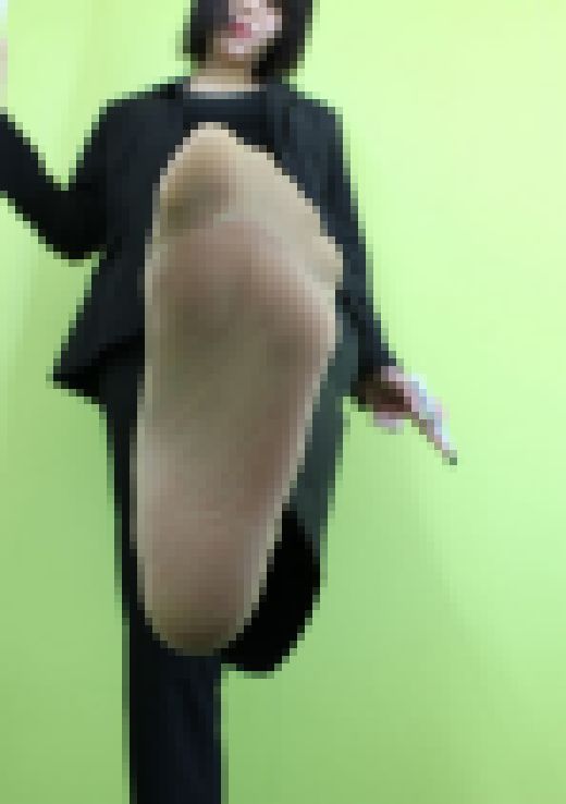 ＜23歳女性＞オフィスで足の裏を凝視する！パンツスーツと蒸れた足の裏（本編顔出し！）　サンプル画像2