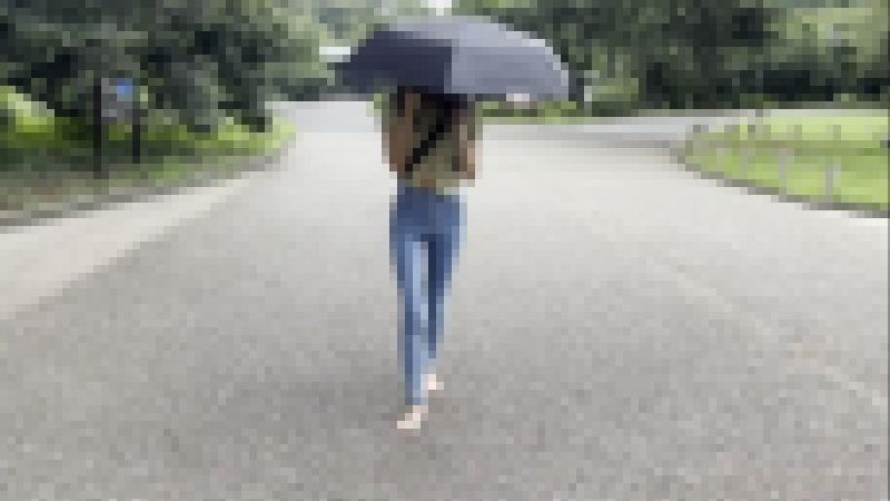 【完全裸足】第7弾！広い公園内を裸足で歩く女性 part3 サンプル画像