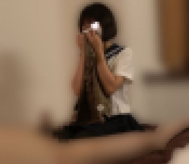 【隠撮】業界未経験清楚系美少女！初めての施術に顔面騎乗おぷしょんとオイル手コキ【うみ20歳#1】 サンプル画像