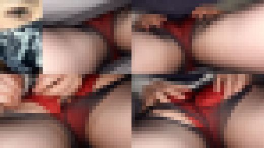 《ムチムチ黒スト女子》【電車痴漢】★蒸れたケツの割れ目から吹き出るお潮★中出し精子はパンツで蓋して持ち帰り　サンプル画像1