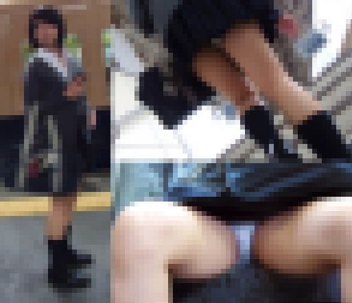 電車内で制服少女の周囲を気にしない大開脚パンチラ盗撮動画　サンプル画像2