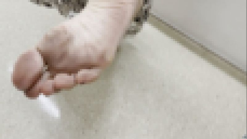 【完全裸足】第8弾！駐車場とショッピングモール内を裸足で歩く女性 サンプル画像