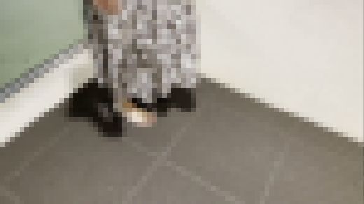 【完全裸足】第8弾！駐車場とショッピングモール内を裸足で歩く女性　サンプル画像1