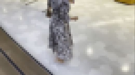 【完全裸足】第8弾！駐車場とショッピングモール内を裸足で歩く女性　サンプル画像3