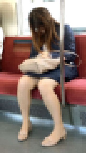 仕事疲れでウトウトしてしまう美人OLさん（前編）　サンプル画像2