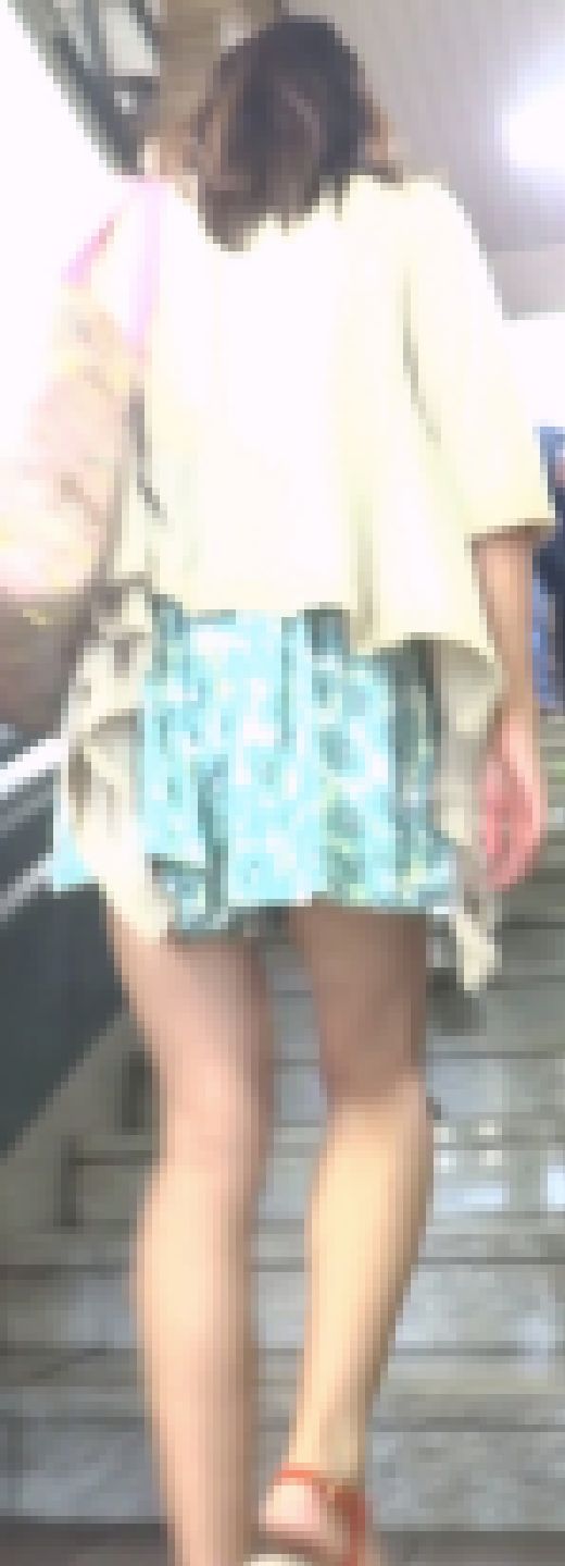 [★新作]パンチラ盗撮 モデル系女子 キュロットの股の隙間に見えた水玉パンツ　サンプル画像1