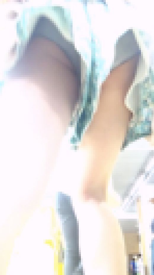 [★新作]パンチラ盗撮 モデル系女子 キュロットの股の隙間に見えた水玉パンツ　サンプル画像3
