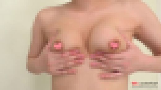奏音かのん 4K動画 更衣室でおっぱい丸出しでマッサージ！乳揉み　サンプル画像3