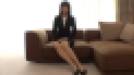 スレンダー美巨乳の22歳カーディーラー店員が膣奥を突かれて何度も絶頂して体を震わせる サンプル画像1