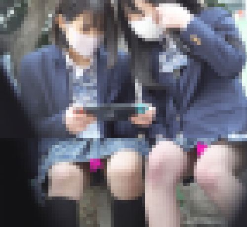 撮影バレ！2人組にカメラが見つかるも起死回生の激写パンチラ…！いや、モロ・・・学生痴女たち⑩　サンプル画像1