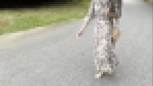 【完全裸足】第8弾！外を裸足で歩く女性 part1　サンプル画像3