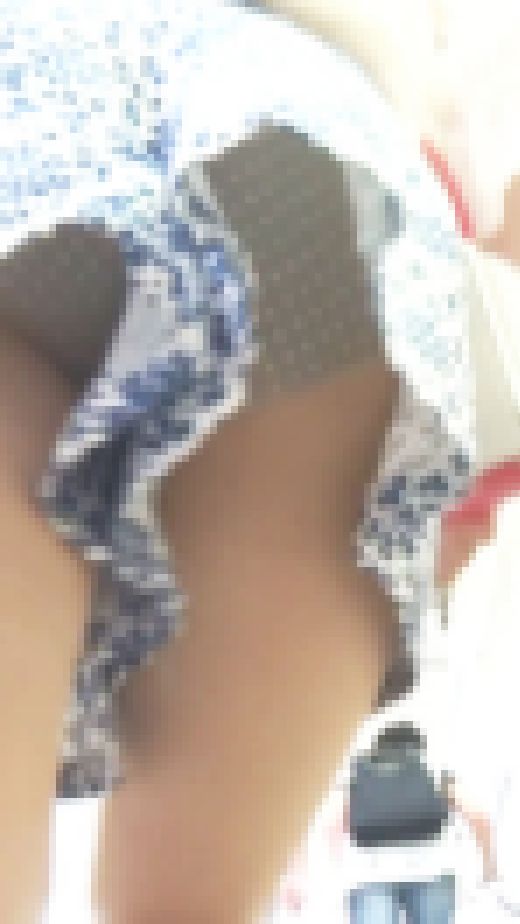 [★新作]パンチラ盗撮 女子大生 キュロットの隙間から水玉パンツを強引撮影　サンプル画像2