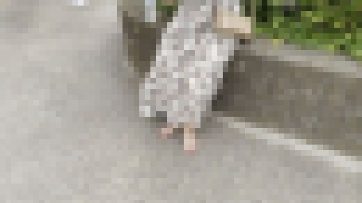 【完全裸足】第8弾！外を裸足で歩く女性 part2　サンプル画像3