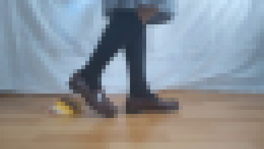 7-6　制服ローファーで床に落ちたサプライズのケーキをそのまま踏みつけてしまう　サンプル画像1