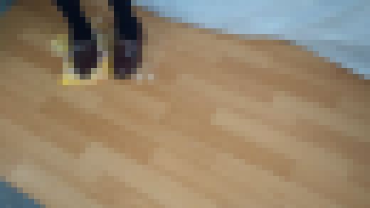 7-6　制服ローファーで床に落ちたサプライズのケーキをそのまま踏みつけてしまう　サンプル画像2