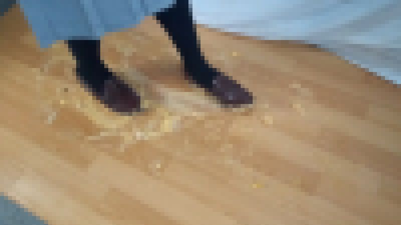 7-6　制服ローファーで床に落ちたサプライズのケーキをそのまま踏みつけてしまう 　お得セット サンプル画像