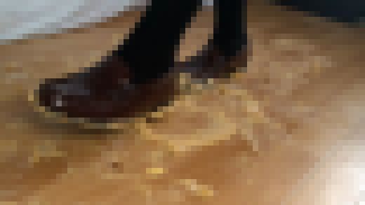 7-6　制服ローファーで床に落ちたサプライズのケーキをそのまま踏みつけてしまう 　お得セット　サンプル画像3