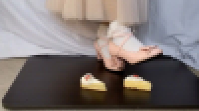 6-4　お姫様のようなかわいい靴で可愛いショートケーキを踏み潰す サンプル画像