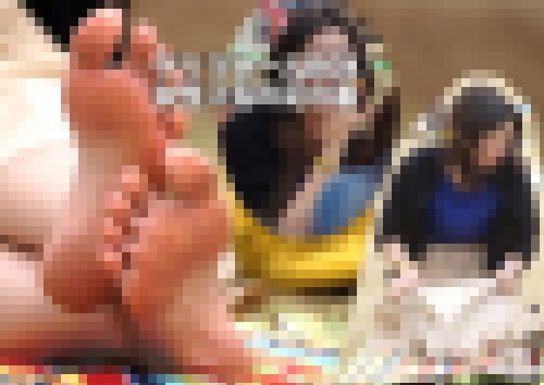 ゲリラセールBOX 女性３名の足の裏　サンプル画像3