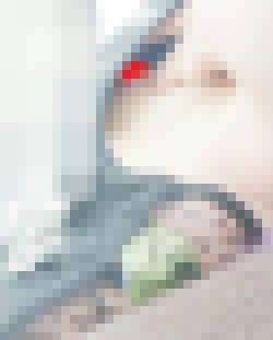 【乳首チラ】マッサージで胸をさりげなく触りながら胸チラさせました　サンプル画像1