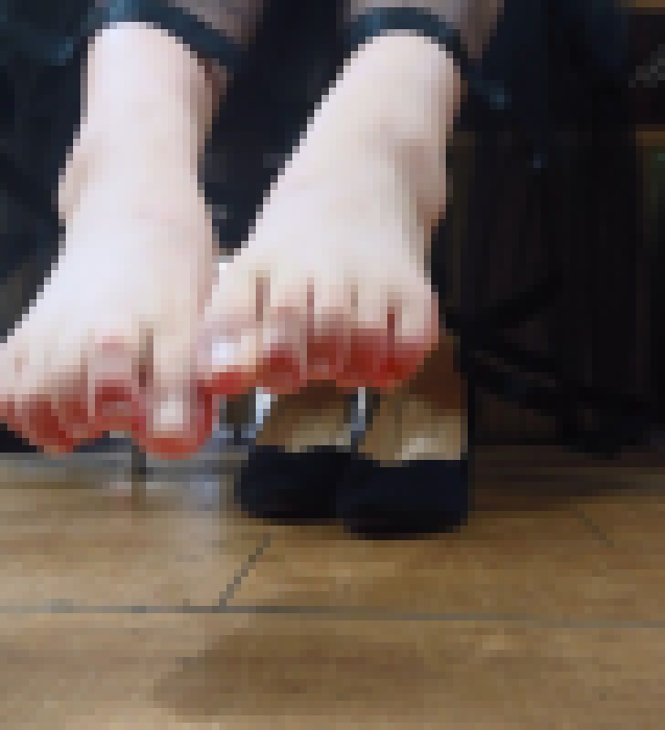 【４Ｋ足裏】【超神回】「ムレすぎて絶対無理！」と撮影拒否した美人デパ地下嬢の足を5万円で撮影したら匂いで死にかけた サンプル画像