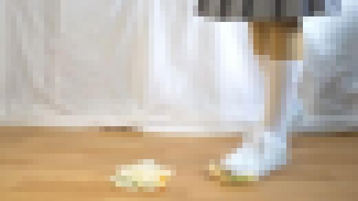 13-1　スニーカーで3種類の食べ物を踏み潰す　サンプル画像1