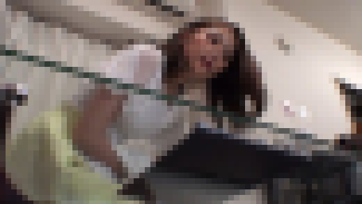 【面接で盗撮⑮】JDの赤パンツ×OLの白パンツ【無防備すぎる下半身】　サンプル画像2