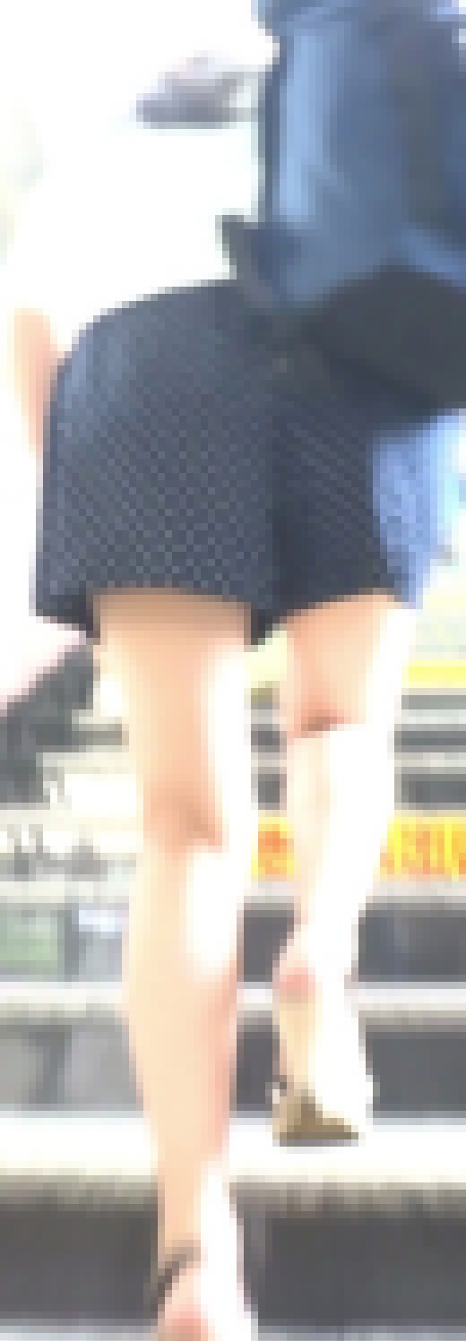 [★新作]パンチラ盗撮 女子大生 白パンツをキュロットの隙間から強引撮影　サンプル画像1