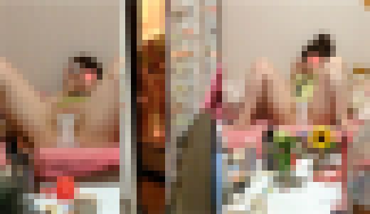 パンツ越しにシミがにじむ巨乳女子大生。アソコをイジりながらエロ動画をチェツク　サンプル画像1