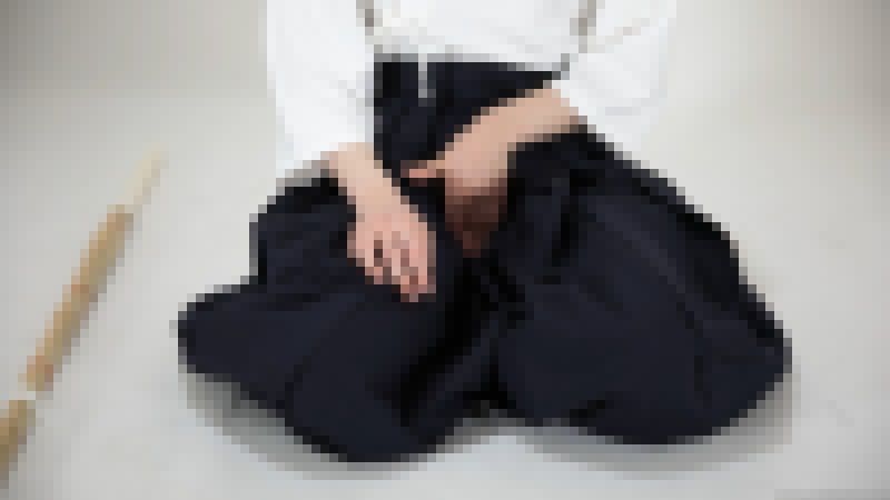 オナニーフェチ 剣道部の女子部員が胴着を着たまま手で性器を触ってオシッコする サンプル画像