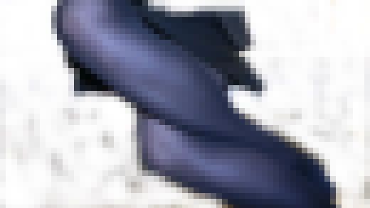 【４ｋ】※顔出し※爆エロ♡足組から見えたパ●ツ♡アイドル級の○○レディの黒タイツ　サンプル画像1