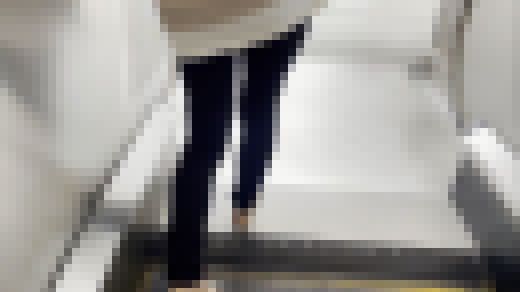 【完全裸足】第9弾！お〇場を裸足で歩く女性 part1　サンプル画像1