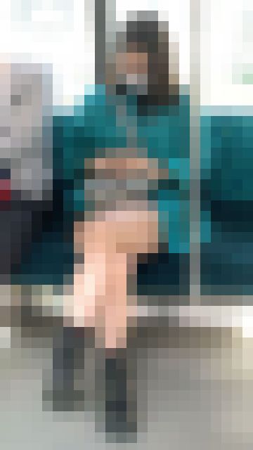 生脚を組んで見せるメガネが似合うオシャレお姉さん（其の四）　サンプル画像2