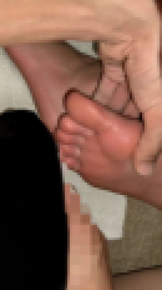 女友達の足にぶっかけ　サンプル画像1
