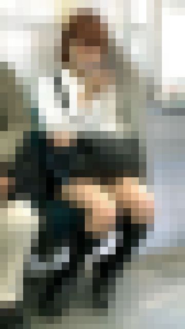 美貌を乗客に見せつけたいショートカット美女（其の三）　サンプル画像1