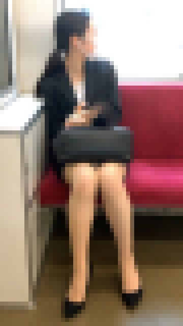 短いスカートから国宝級の美脚を見せてくれたエロすぎる美人OLさん(其の一) サンプル画像2