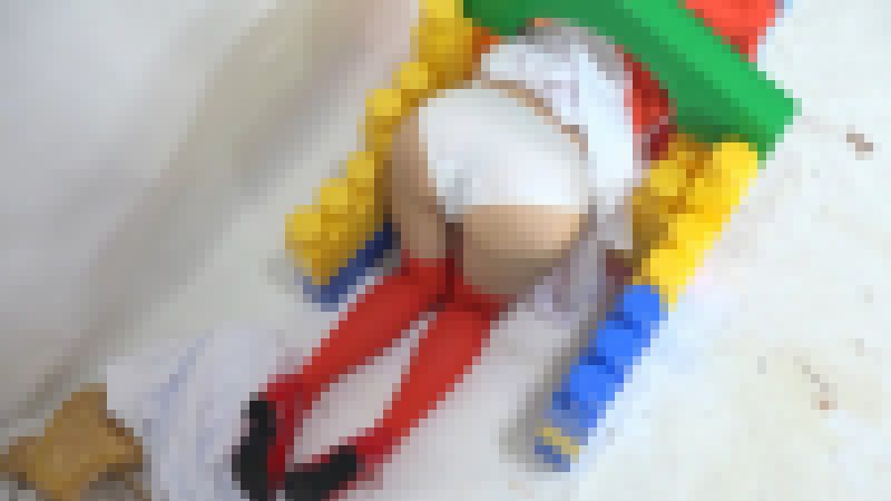 狭フェチ　挟まったり目隠し、頭、手を拘束された女性の下着f756 サンプル画像