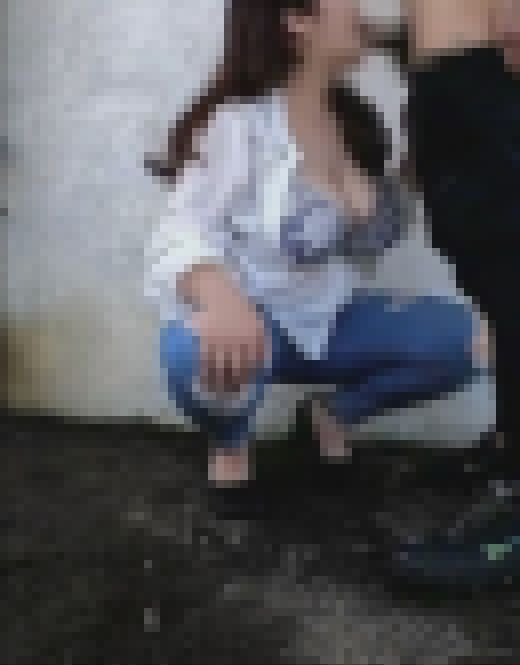 Kカップの女子大生、野外でフェラ＆パイズリ　サンプル画像1