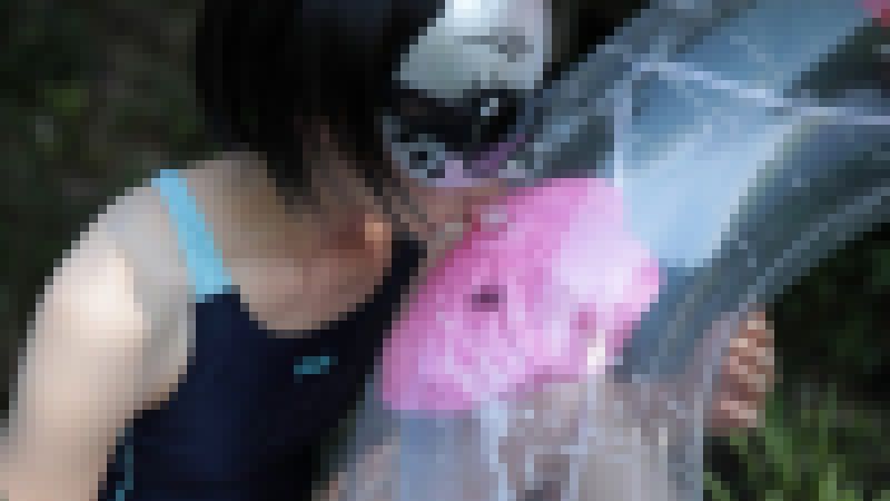 浮き輪フェチ　ビニールのフロートを息で膨らまして舐めたり唾液を垂らすf755 サンプル画像