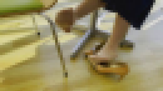 【2K高画質動画】同僚OLのベージュストッキングで疑似足コキ盗撮　サンプル画像3