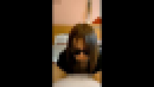 【淫乱痴女】M男にチングリ返しをさせ、洗ってないチンコや股の匂いを嗅いで欲情し、濃厚なフェラチオや電マ責めで精子を搾り取る変態J　サンプル画像1