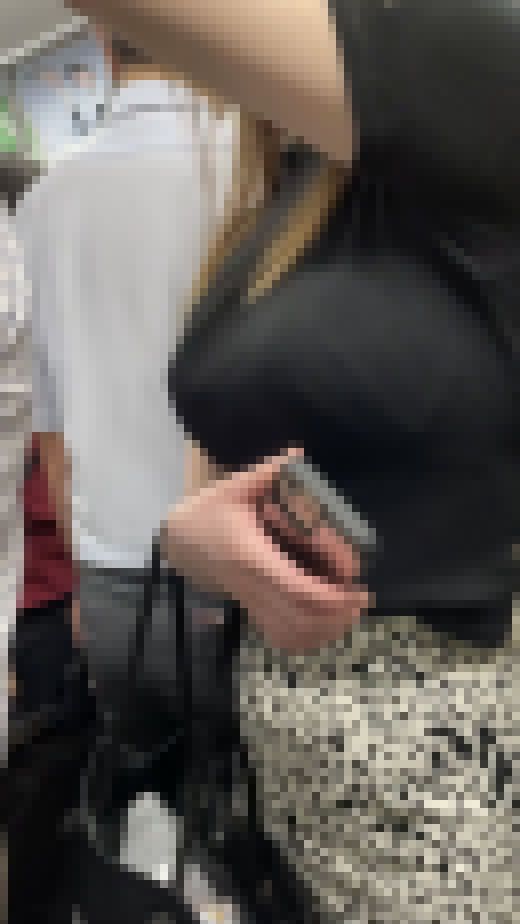 ブラの形がびっしり巨乳ボインな黒ニットちゃん　サンプル画像2